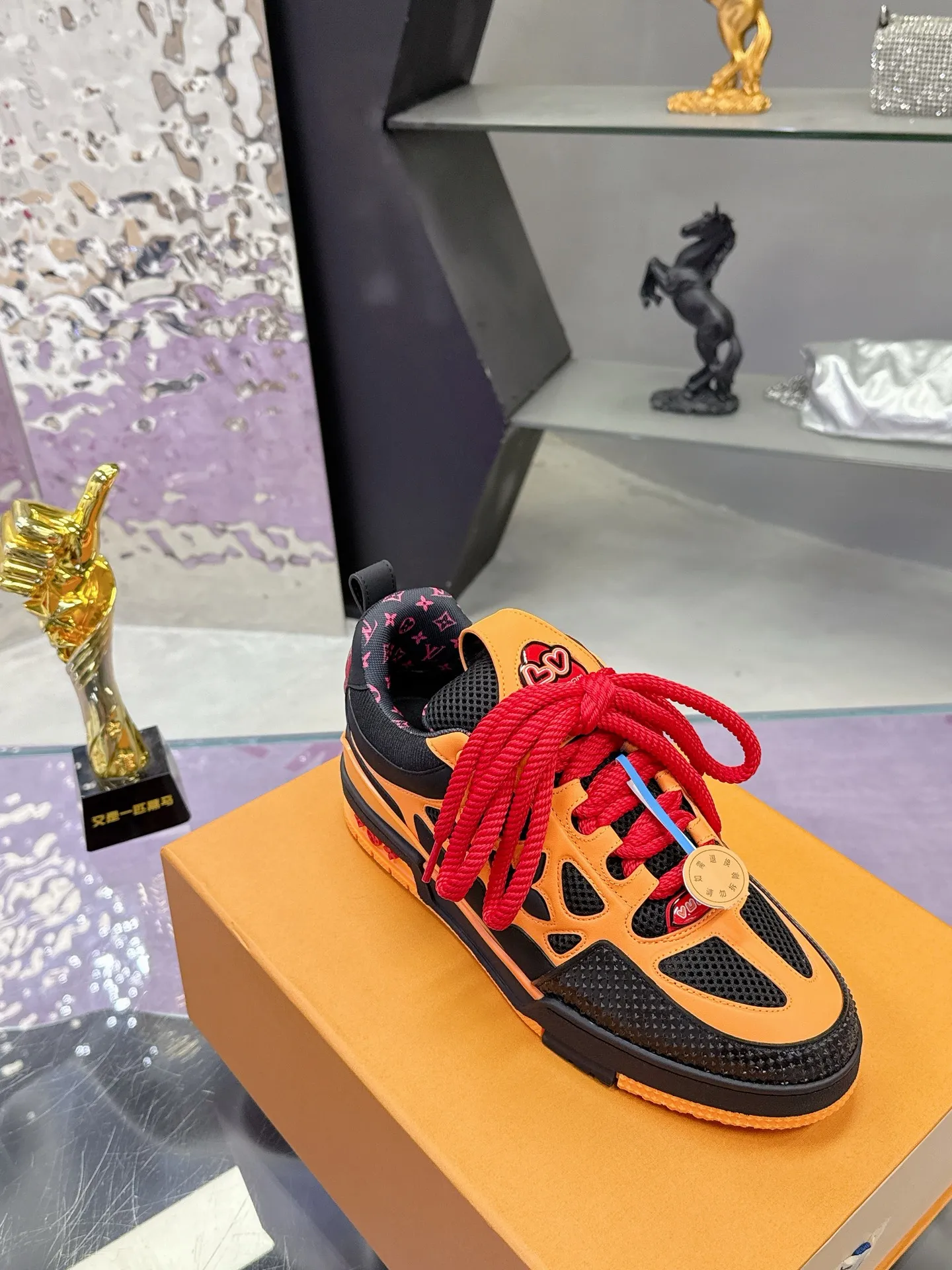 Factory price: 760💰 𝙇𝙑 𝟐𝟎𝟐5 𝐒𝐒 𝐧𝐞𝐰 Officially synchronized new colors💗 Louis Vuitton catwalk skateboard shoes are a hit, LOUIS VUITTON Trainer is undoubtedly one of the most successful Sneakers launched by luxury brands, but the pace of exploration will not stop. LOUISVUITTON will also bring a new series of skateboard shoes in the spring of 2025. The new series in the picture returns to the 90s Chunky Skate Shoes look and feel. The uppers are made of leather and mesh. The fat silhouette and thick shoelaces are very eye-catching. It is expected to have quite a few colors like the Trainer. Judging from the previous DIOR show skate shoes, this chunky style may be even stronger next year.  💎 LV small bread series LV bread shoe series 😘 Couple model Size: Female 35-40 Male 39-44, customized 45, 46